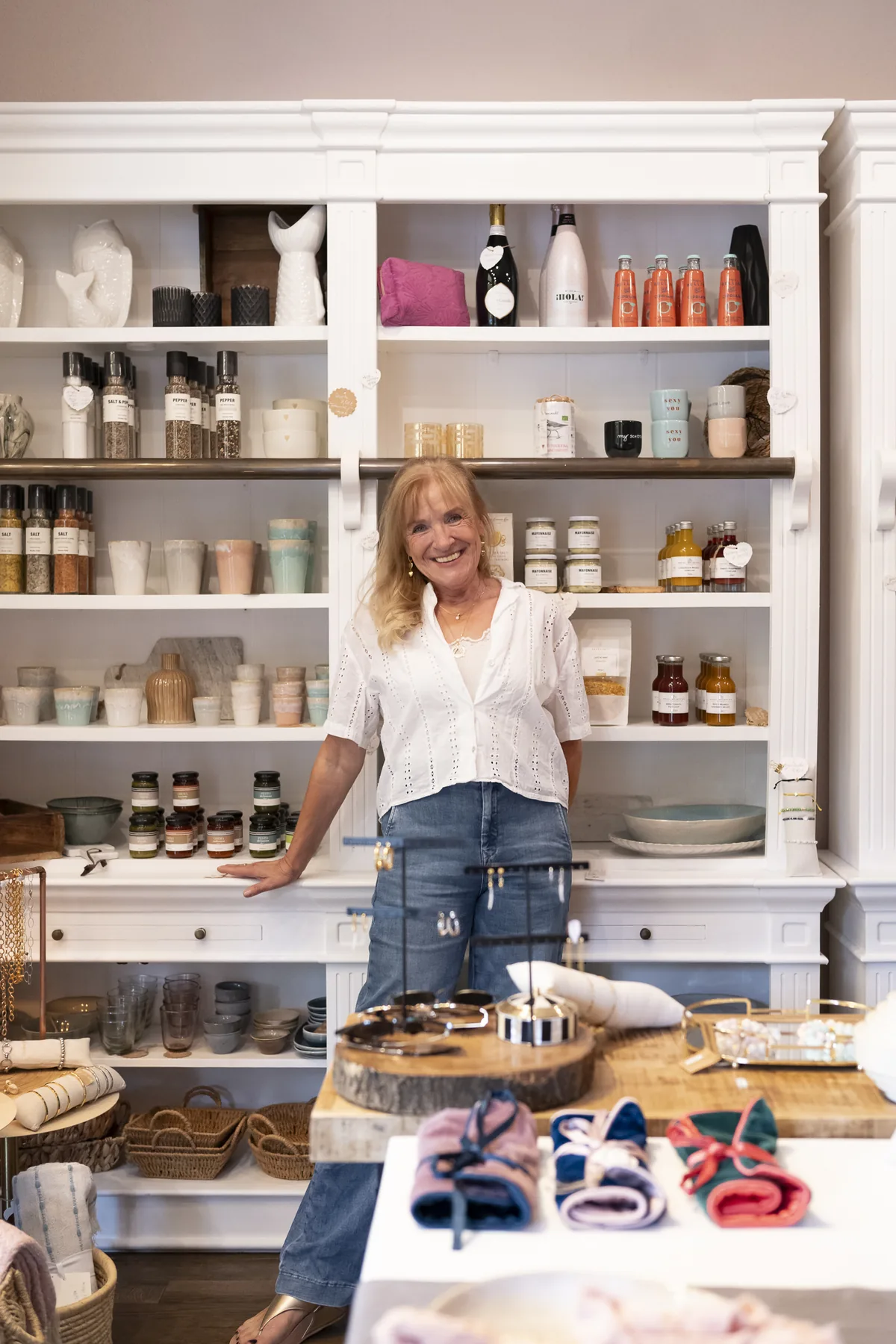 Regale mit Feinkost und Wohnaccessoires im Ladenlokal