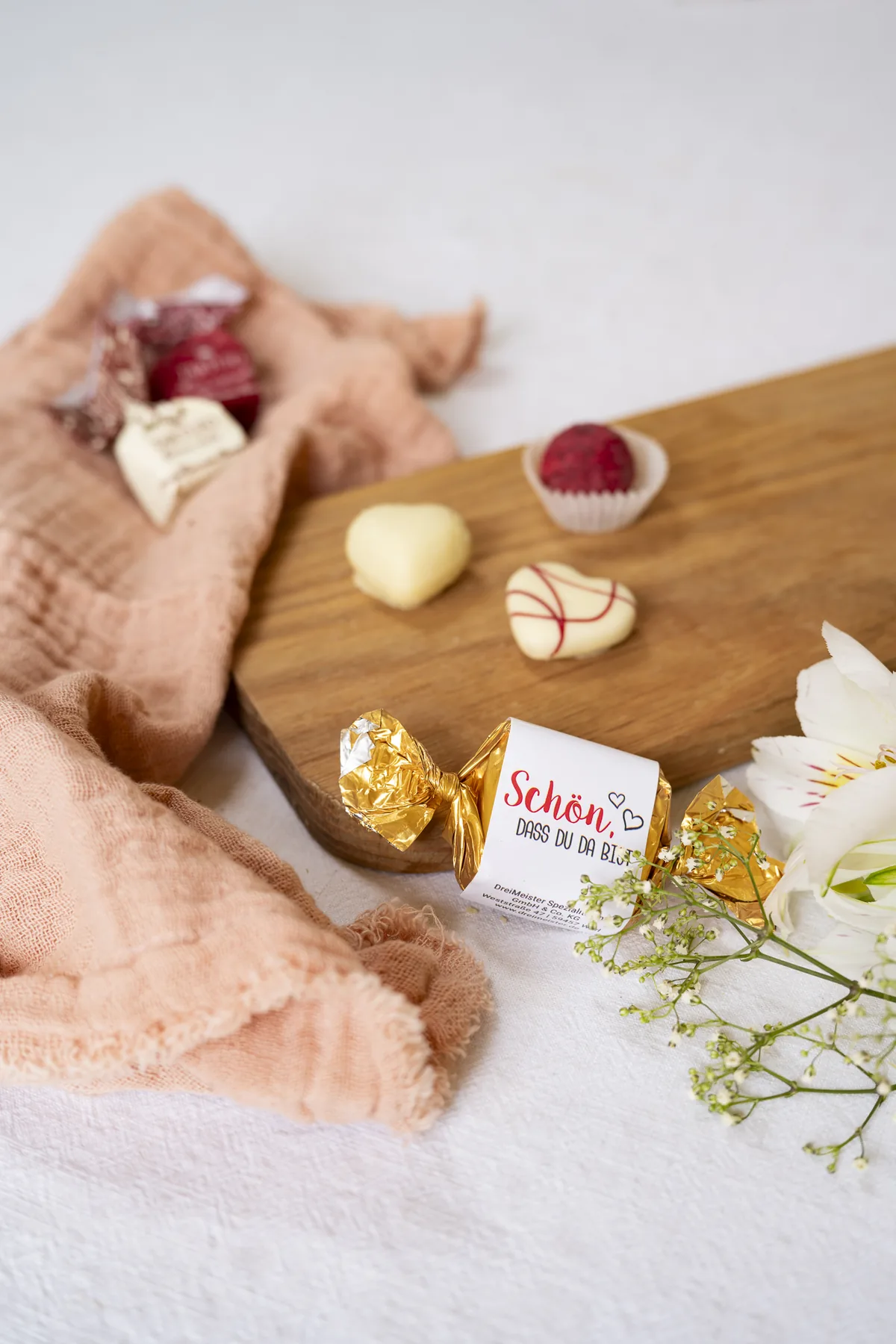 Pralinen auf einem Holzbrett mit Leinentuch