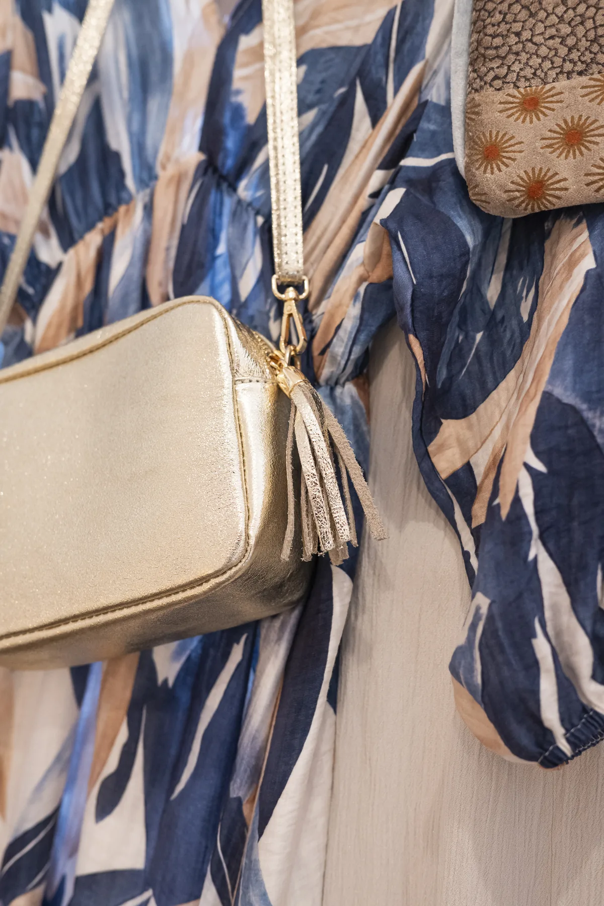 Tasche und Schal an der Garderobe im Laden