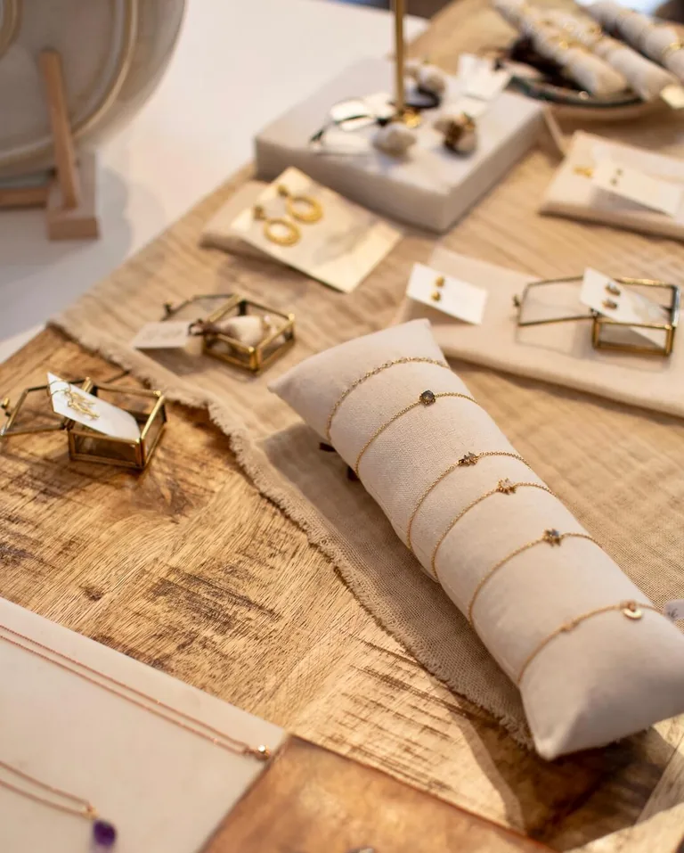 Armbänder aus Edelstahl und Silber auf einem Tablett