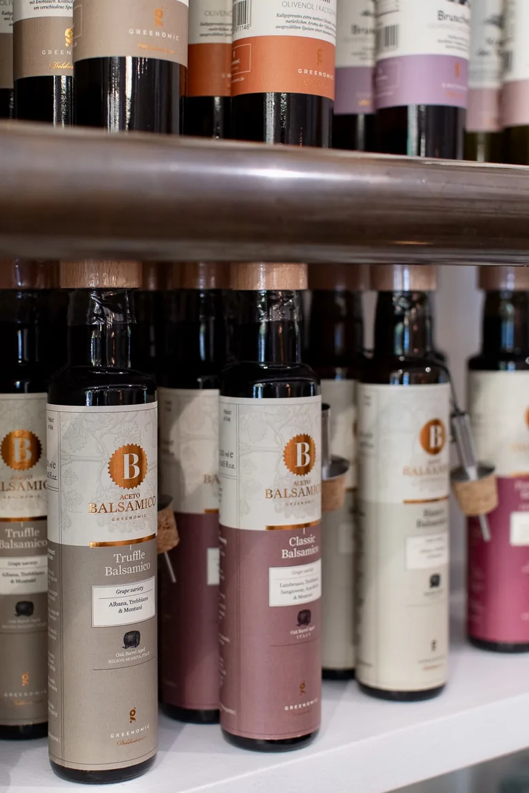 Balsamico-Flaschen im Regal der Schokoblüte