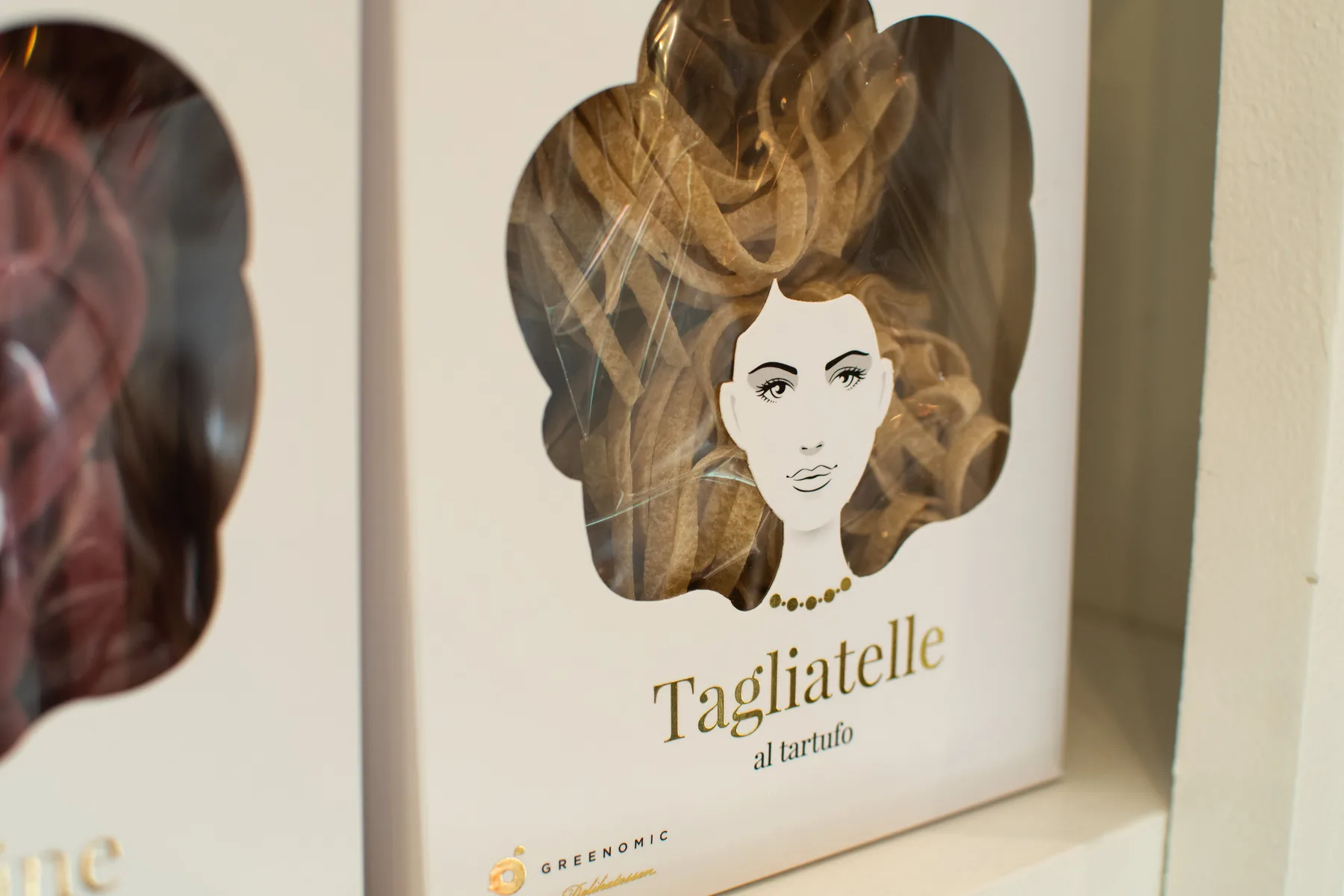 Verpackte Pasta im Feinkostregal