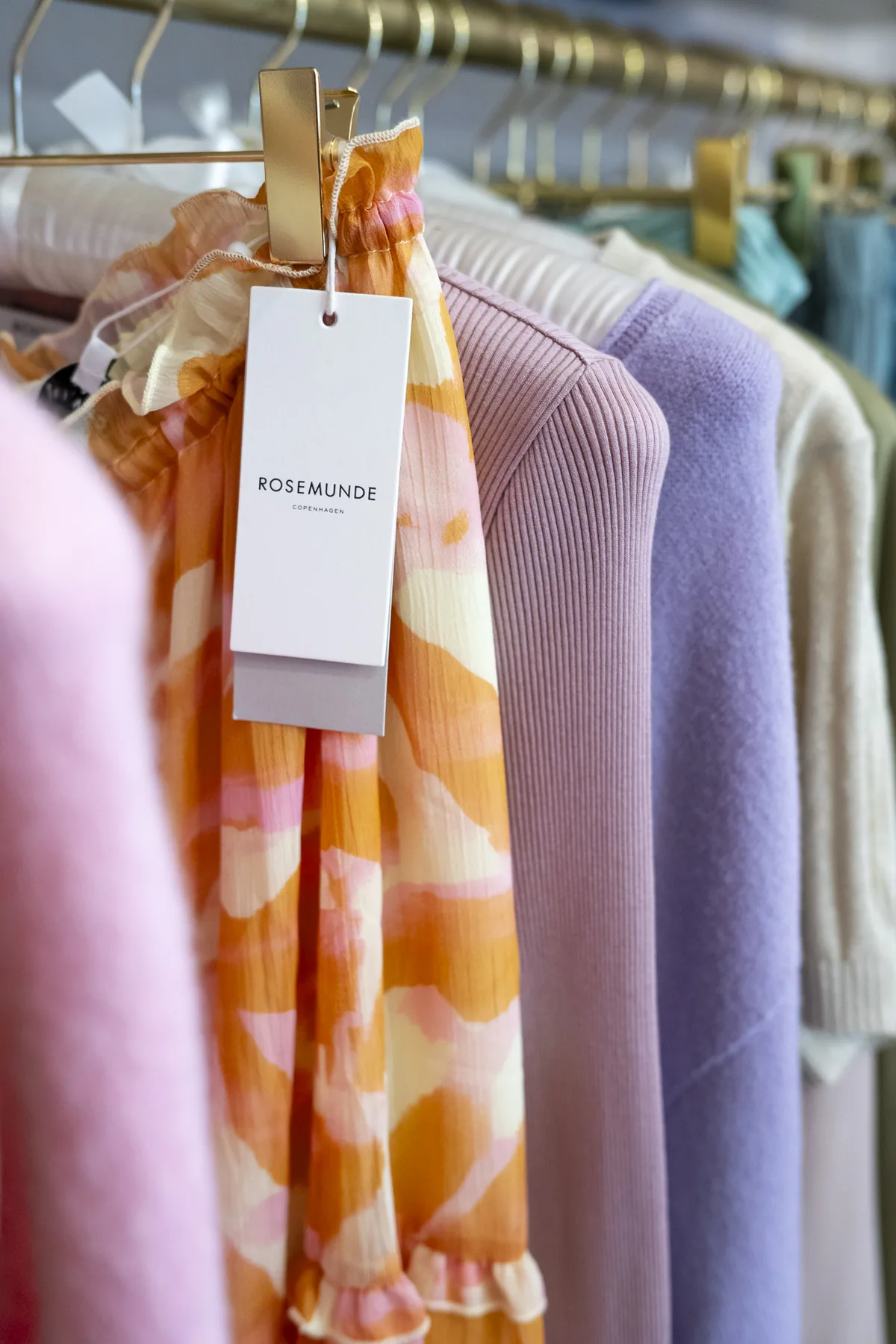 Kleider und Strickwaren an der Kleiderstange
