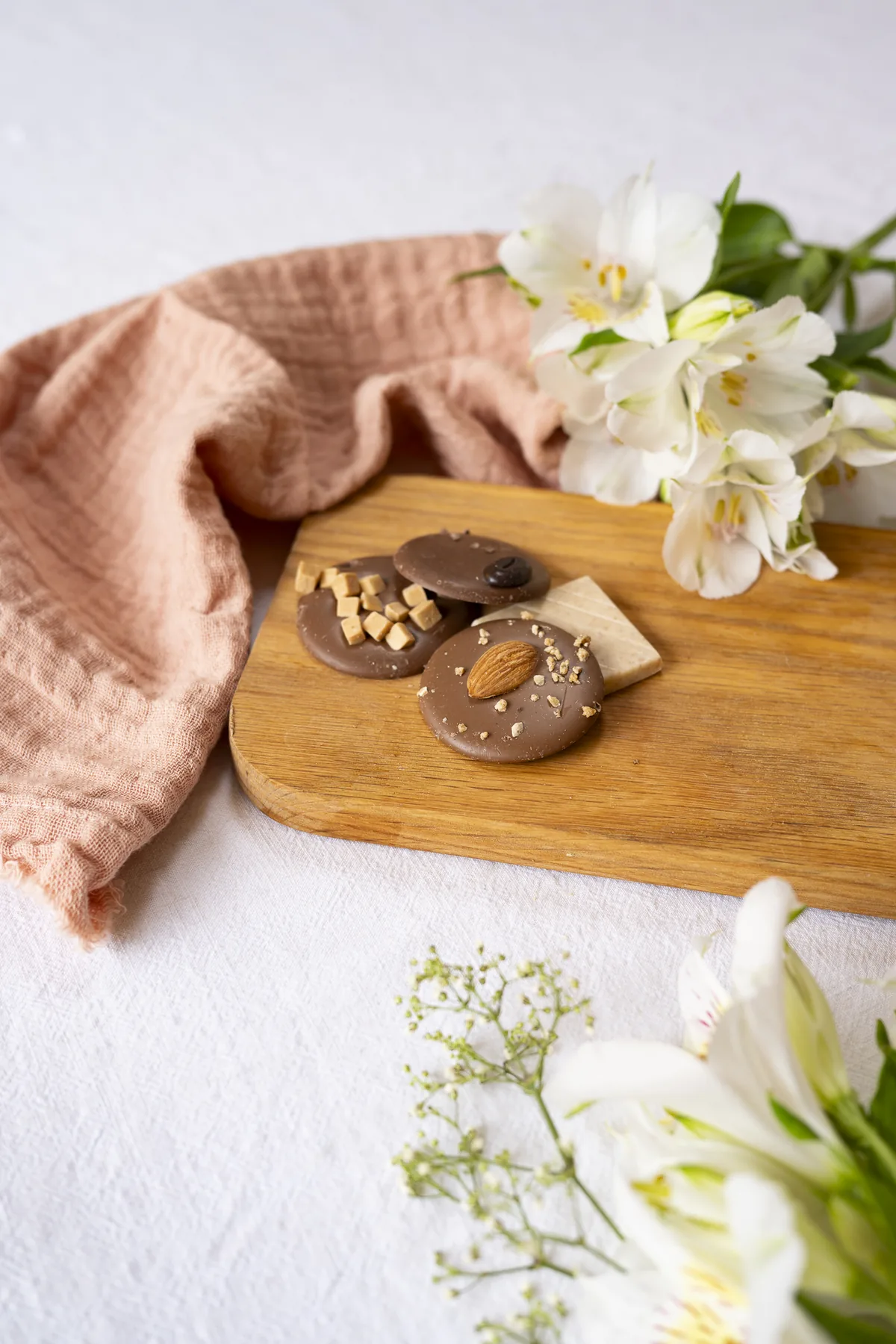 Schokoladentaler mit Nüssen auf einem Holzbrett