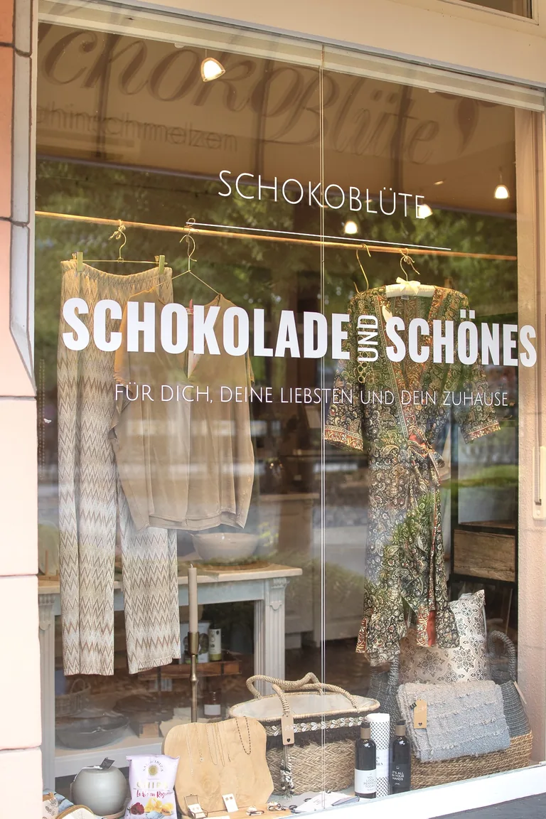 Schaufenster der Schokoblüte in Kaarst mit dem Schriftzug Schokolade und Schönes